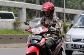 Aman di Jalan Saat Berkendara, Pahami Etika Gunakan Ponsel Saat Naik Motor