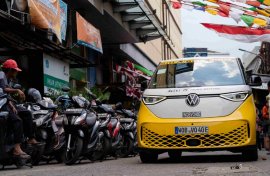 Rainer Zietlow dan Volkswagen ID. BUZZ Sapa Jakarta dan Nikmati Keramahan Warga