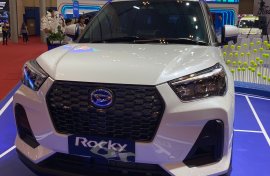 Daihatsu Resmi Serahkan 3 Unit Pertama ke Konsumen Rocky Hybrid di GJAW 2025