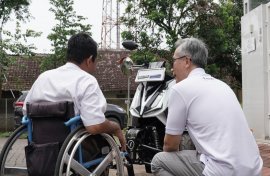 Apresiasi Dosen yang Menginspirasi, ALVA Serahkan Motor Listrik Roda Tiga di Hari Guru Nasional