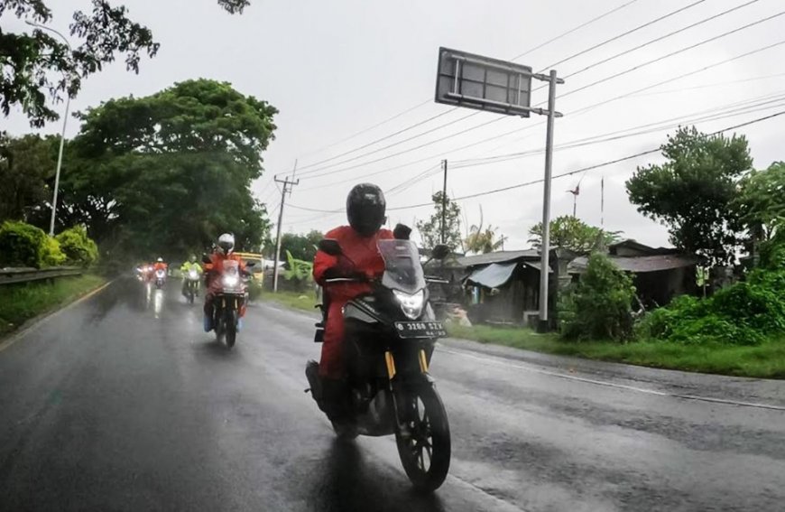 Bikers Waspada Naik Motor Saat Hujan, Perhatikan 5 Hal Penting Ini Agar Aman