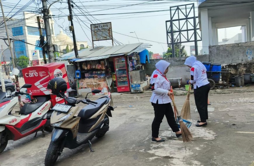 Aksi Nyata Kurangi Sampah Plastik, Dealer WARI Menggelar Kegiatan Bersih-bersih