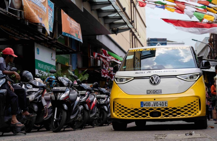 Rainer Zietlow dan Volkswagen ID. BUZZ Sapa Jakarta dan Nikmati Keramahan Warga