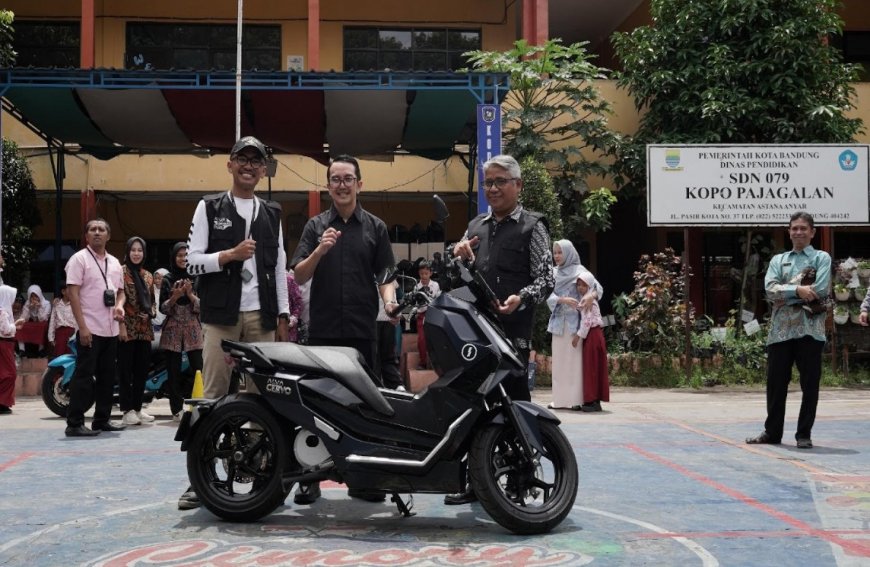 ALVA Gandeng AOC Gelar CSR, Edukasi Safety Riding dan Donasi Motor Listrik di SDN 079 Bandung