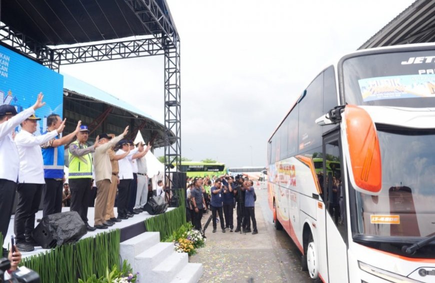 Jelang Libur Nataru 2026, Korlantas Polri Hadiri Pelepasan Bus Gratis yang Digelar Menteri Perhubungan