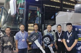Hino Serahkan 10 Bus Baru ke DAMRI untuk Rute Legendaris Indonesia-Malaysia-Brunei