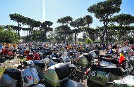 Vespa Rayakan 80 Tahun di Roma, Luncurkan Edisi Kolektor yang Hanya Dibuat 1.946 Unit