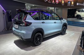 Ice Greyish Blue Jadi Senjata Baru Suzuki XL7 Alpha Hybrid, Bikin SUV Keluarga Makin Elegan