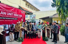 Hino Serahkan Truk Hino 300 ke SMK Muhammadiyah 3 Yogyakarta
