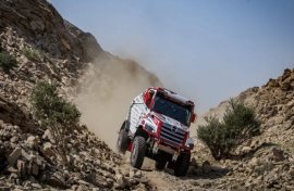 Diuji di Dakar Rally 2026, Hino Perlihatkan Ketangguhan Truk Medium Duty
