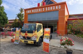 Konsisten Sejak 2017, KTB Serahkan Mitsubishi Fuso Colt Diesel ke SMK Negeri 3 Sorong