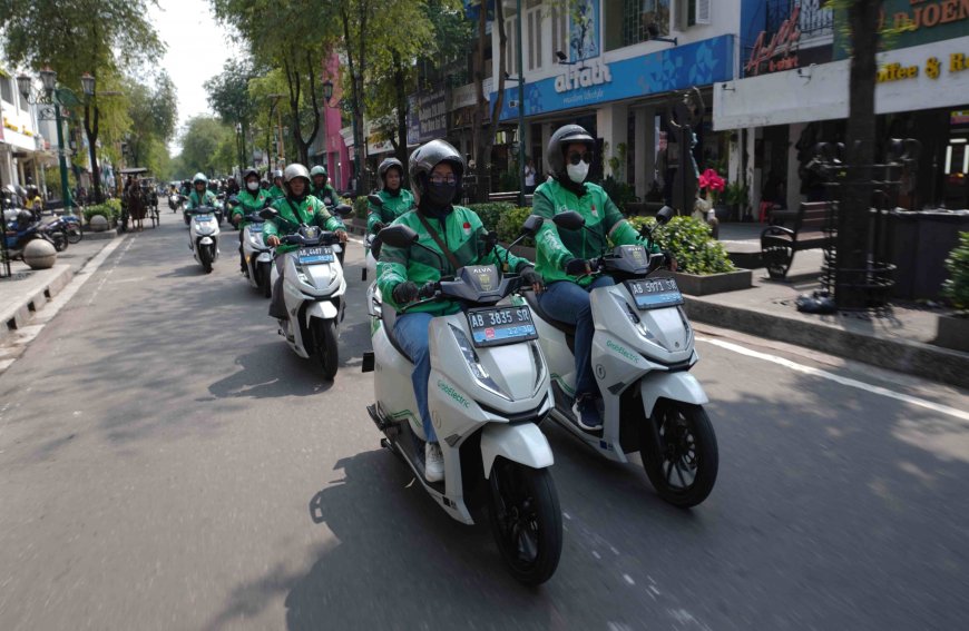 ALVA dan Grab Dorong Perempuan Adopsi Motor Listrik untuk Kerja Harian
