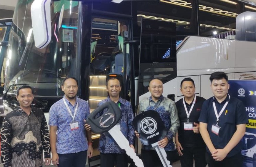Hino Serahkan 10 Bus Baru ke DAMRI untuk Rute Legendaris Indonesia-Malaysia-Brunei