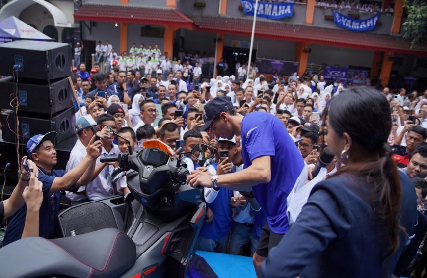 Pembalap Prima Pramac Yamaha MotoGP Toprak Razgatlıoğlu Bikin Geger Pelajar SMK Negeri 39 Jakarta